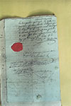 Document portant un cachet de cire rouge